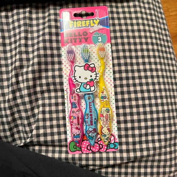 NEW Hello Kitty Set of 3 Toothbrushes - Picture 1 of 2